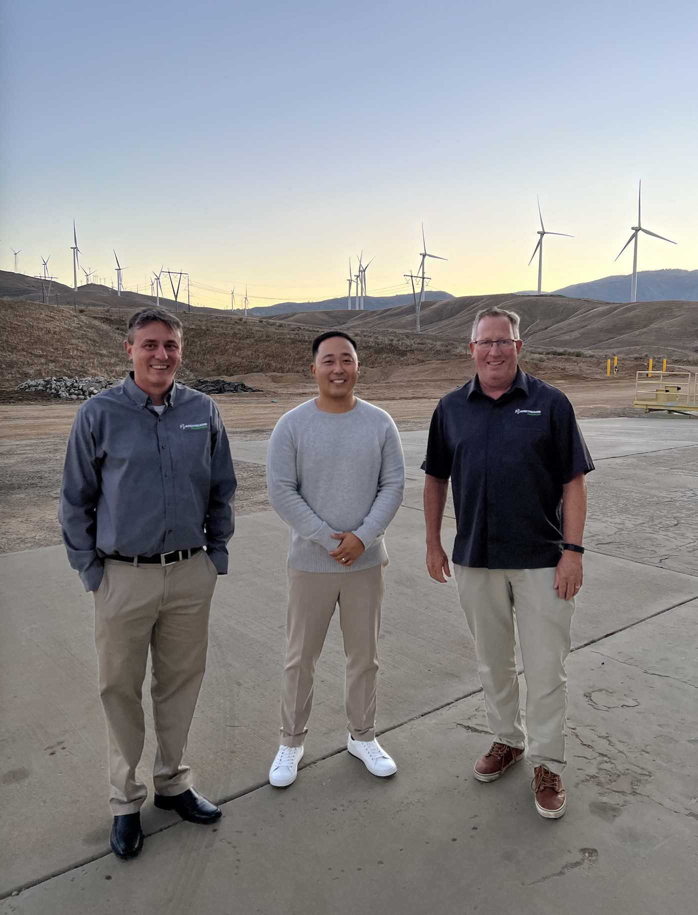 Tom Noh (center)